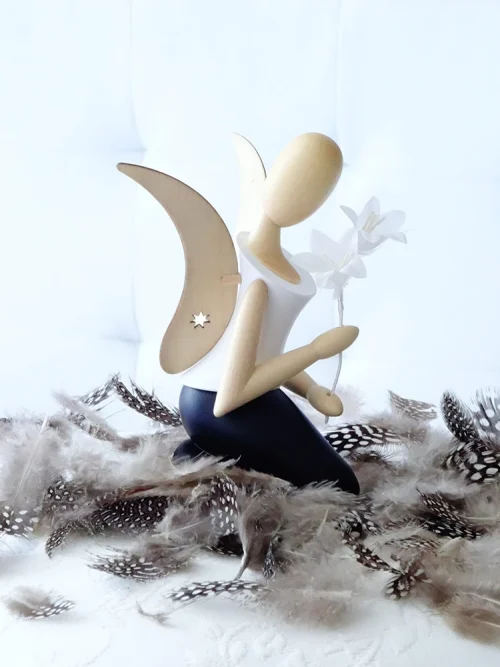 Sternkopf-Engel kniend mit Blüte